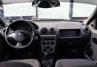Подержанный автомобиль Renault Logan Sedan 2009 года (8 фото)