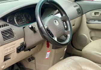 Подержанный автомобиль Kia X-Trek 2004 года (9 фото)