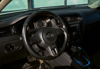 Подержанный автомобиль Volkswagen Jetta Sedan 2013 года (10 фото)