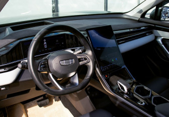 Подержанный автомобиль Geely Atlas 2024 года (18 фото)