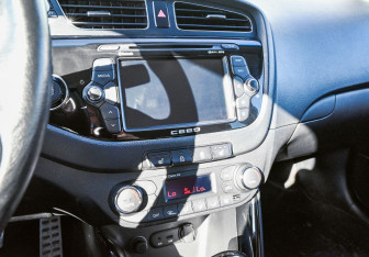 Подержанный автомобиль Kia Ceed Hatchback 2015 года (11 фото)