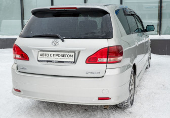 Подержанный автомобиль Toyota Ipsum 2002 года (5 фото)