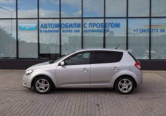 Подержанный автомобиль Kia Ceed Hatchback 2010 года (2 фото)