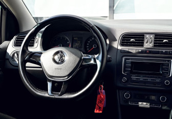 Подержанный автомобиль Volkswagen Polo Sedan 2016 года (17 фото)