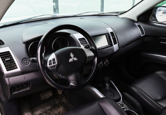 Подержанный автомобиль Mitsubishi Outlander 2010 года (15 фото)