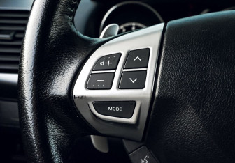 Подержанный автомобиль Mitsubishi Outlander 2012 года (14 фото)