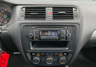 Подержанный автомобиль Volkswagen Jetta Sedan 2013 года (12 фото)