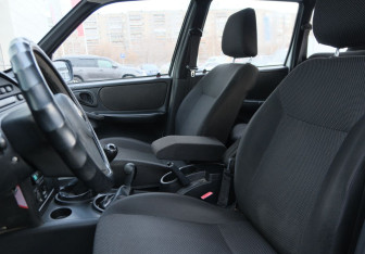Подержанный автомобиль Chevrolet Niva 2015 года (15 фото)