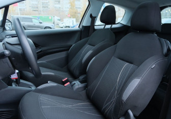 Подержанный автомобиль Peugeot 208 2013 года (14 фото)