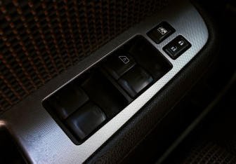 Подержанный автомобиль Nissan Tiida Hatchback 2012 года (12 фото)