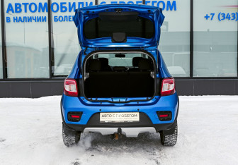 Подержанный автомобиль Renault Sandero 2015 года (18 фото)