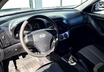 Подержанный автомобиль Hyundai Elantra Sedan 2010 года (13 фото)