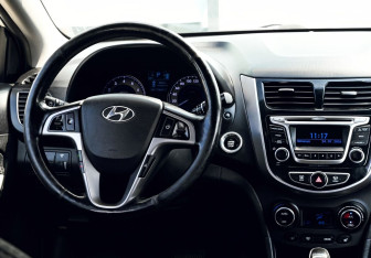 Подержанный автомобиль Hyundai Solaris Hatchback 2014 года (19 фото)