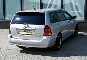 Подержанный автомобиль Toyota Corolla Wagon 2002 года (5 фото)