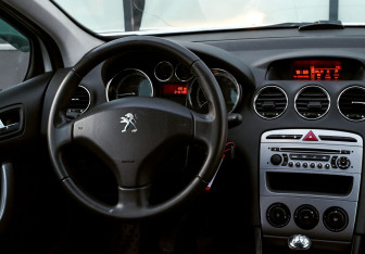 Подержанный автомобиль Peugeot 408 2013 года (17 фото)