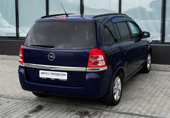 Подержанный автомобиль Opel Zafira Compactvan 2011 года (5 фото)