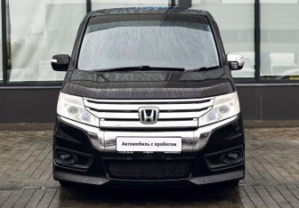 Подержанный автомобиль Honda Stepwgn 2014 года (8 фото)