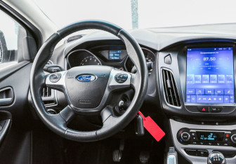 Подержанный автомобиль Ford Focus Sedan 2011 года (11 фото)