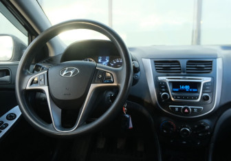 Подержанный автомобиль Hyundai Solaris Hatchback 2015 года (9 фото)