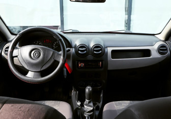 Подержанный автомобиль Renault Sandero 2014 года (15 фото)