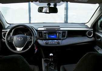 Подержанный автомобиль Toyota RAV4 2016 года (19 фото)
