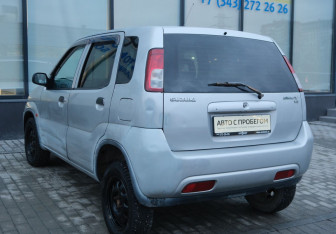 Подержанный автомобиль Suzuki Swift Hatchback 2002 года (3 фото)