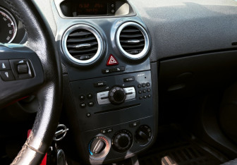 Подержанный автомобиль Opel Corsa 2011 года (11 фото)