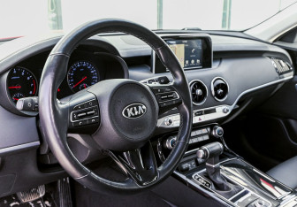 Подержанный автомобиль Kia Stinger 2019 года (9 фото)