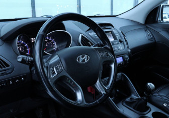 Подержанный автомобиль Hyundai ix35 2014 года (9 фото)