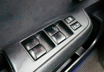 Подержанный автомобиль Nissan Tiida Hatchback 2011 года (12 фото)