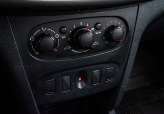 Подержанный автомобиль Renault Logan Sedan 2014 года (12 фото)