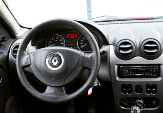 Подержанный автомобиль Renault Sandero 2011 года (16 фото)