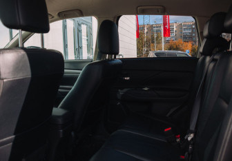 Подержанный автомобиль Mitsubishi Outlander 2012 года (14 фото)