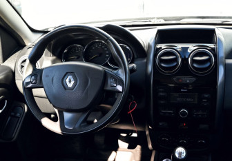 Подержанный автомобиль Renault Duster 2017 года (19 фото)