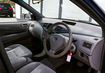 Подержанный автомобиль Toyota Prius Sedan 2001 года (12 фото)