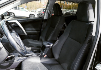 Подержанный автомобиль Toyota RAV4 2013 года (16 фото)