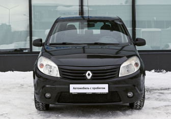 Подержанный автомобиль Renault Sandero 2013 года (8 фото)