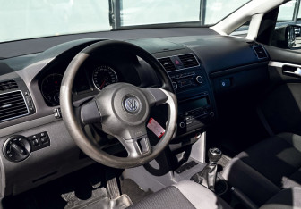 Подержанный автомобиль Volkswagen Touran 2012 года (13 фото)