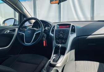 Подержанный автомобиль Opel Astra Hatchback 2011 года (12 фото)
