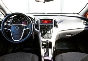 Подержанный автомобиль Opel Astra Hatchback 2012 года (18 фото)