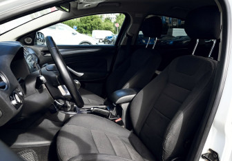 Подержанный автомобиль Ford Mondeo Liftback 2011 года (19 фото)