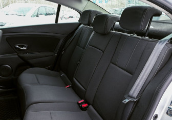 Подержанный автомобиль Renault Fluence 2013 года (15 фото)