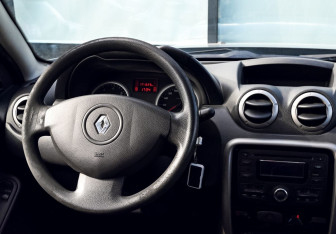 Подержанный автомобиль Renault Duster 2014 года (17 фото)