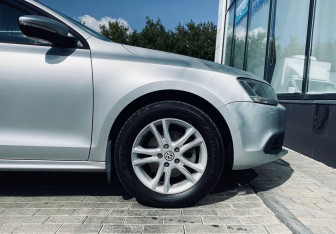 Подержанный автомобиль Volkswagen Jetta Sedan 2014 года (20 фото)