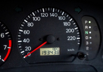 Подержанный автомобиль Mitsubishi Lancer Sedan 2000 года (17 фото)