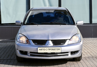 Подержанный автомобиль Mitsubishi Lancer Sedan 2004 года (8 фото)