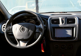 Подержанный автомобиль Renault Sandero 2015 года (19 фото)