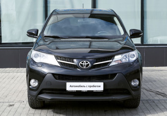 Подержанный автомобиль Toyota RAV4 2013 года (8 фото)
