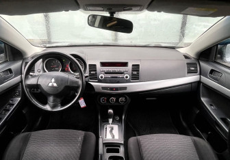 Подержанный автомобиль Mitsubishi Lancer Sedan 2010 года (10 фото)
