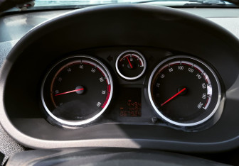 Подержанный автомобиль Opel Corsa 2011 года (9 фото)